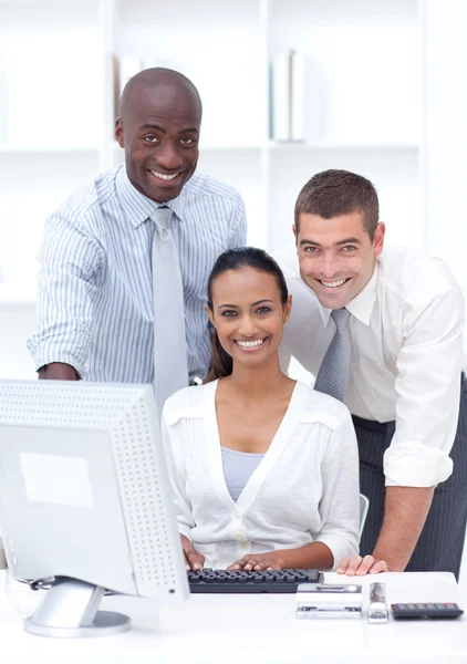 Affärsmän och affärskvinna som använder en bärbar dator — Stockfoto