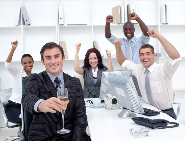 成功 businessteam 挤奶香槟在办公室 — 图库照片