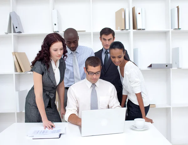 Zakelijke team samen met behulp van een laptop — Stockfoto