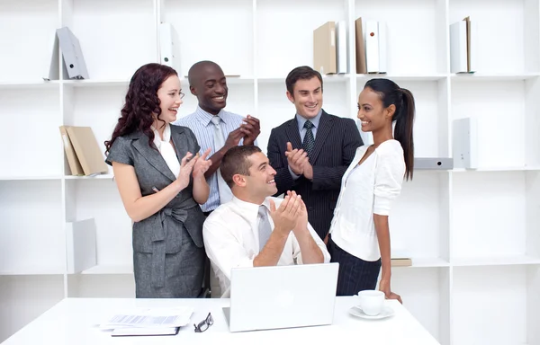 Equipe de negócios aplaudindo um colega no escritório — Fotografia de Stock