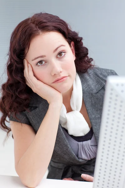 Sıkılmadan bir bilgisayar önünde genç iş kadını — Stok fotoğraf
