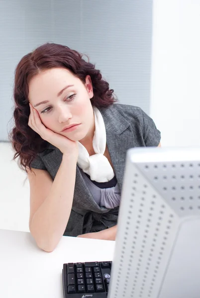 Giovane donna d'affari sognare ad occhi aperti in ufficio — Foto Stock