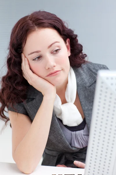 Młoda kobieta w biurze nudzi — Zdjęcie stockowe
