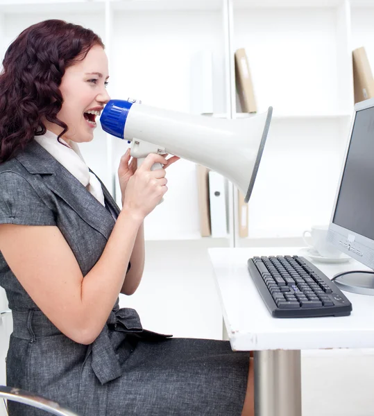 Mulher de negócios gritando através de um megafone — Fotografia de Stock
