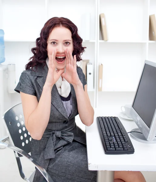 Giovane donna d'affari che urla in ufficio — Foto Stock
