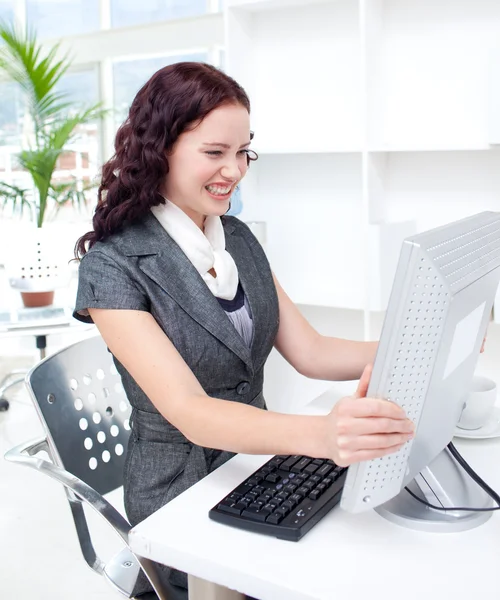 Ung affärskvinna bli frustrerad med en dator — Stockfoto