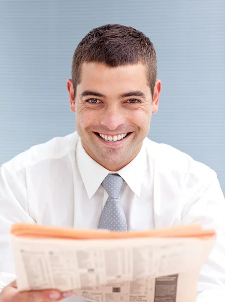 Attraktiva affärsman läser en tidning — Stockfoto