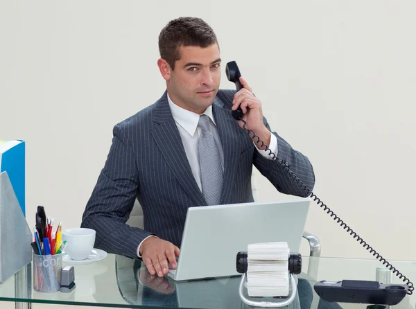 Telefone sério do homem de negócios em seu escritório — Fotografia de Stock