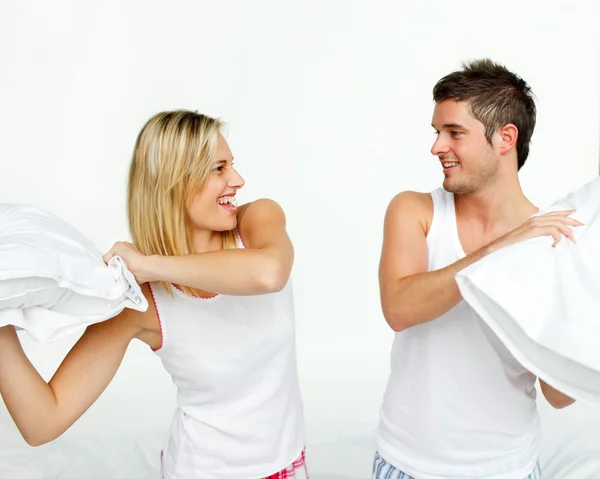 Giovane coppia lotta con cuscini — Foto Stock