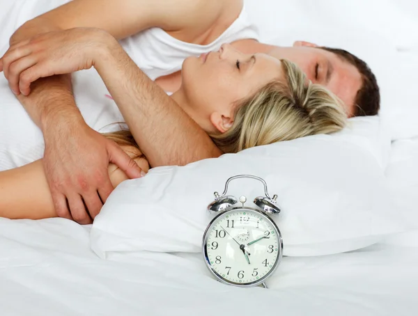 目覚まし時計のフォーカスがベッドでカップル — ストック写真