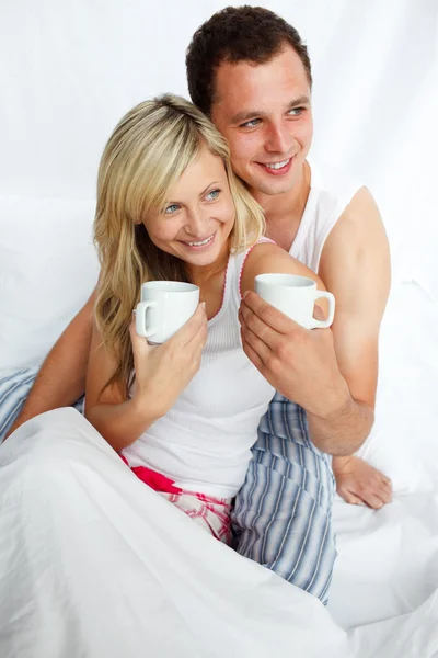 Ζευγάρι στο κρεβάτι πίνοντας καφέ — Φωτογραφία Αρχείου