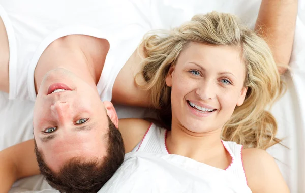 Šťastný pár odpočívá v posteli — Stock fotografie