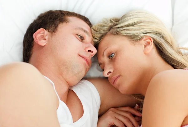 Casal íntimo relaxante na cama — Fotografia de Stock