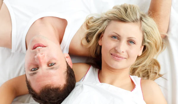 Glückliches Paar ruht sich im Bett aus — Stockfoto
