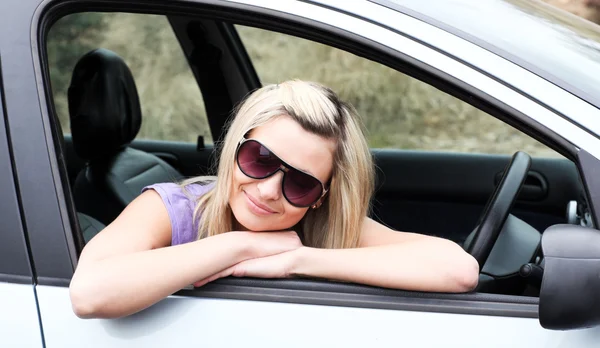 Bonita jovem motorista usando óculos de sol — Fotografia de Stock