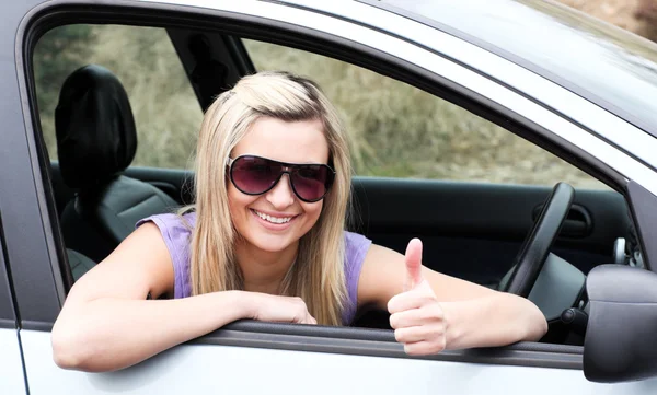 Szczęśliwy kierowca kobieta nosi okulary z kciukiem do — Zdjęcie stockowe