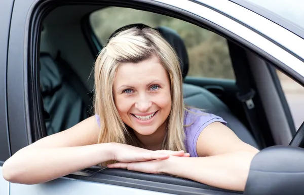 Retrato de uma jovem condutora feliz — Fotografia de Stock