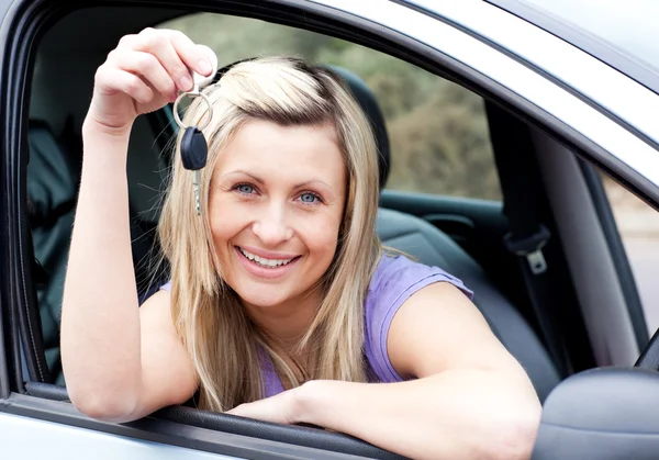 Szczęśliwy młody kierowca posiadający klucz po bying nowy samochód — Zdjęcie stockowe