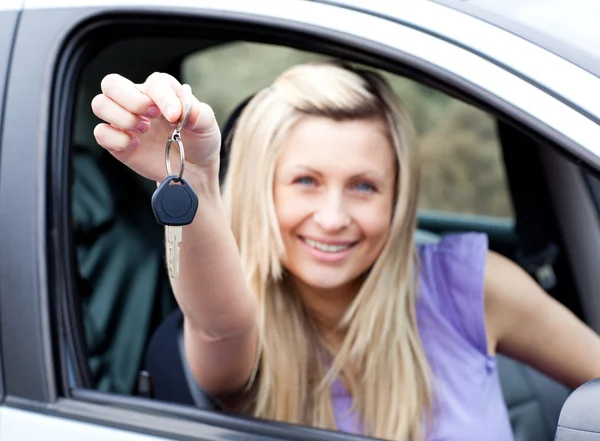 Entusiasta joven conductor sosteniendo una llave después de empujar un coche nuevo —  Fotos de Stock