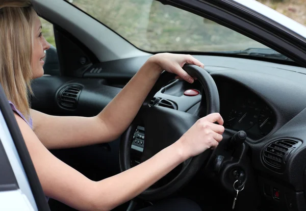 Uroczy kierowcy kobiece kobieta za kierownicą — Zdjęcie stockowe