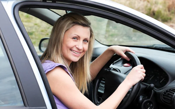 Ευτυχισμένη γυναίκα οδηγός στο τιμόνι κάθεται στο αυτοκίνητό της — Φωτογραφία Αρχείου