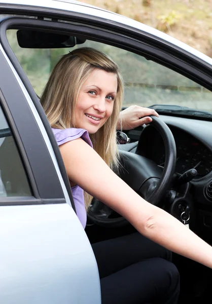 Jonge vrouwelijke bestuurder achter het stuur — Stockfoto