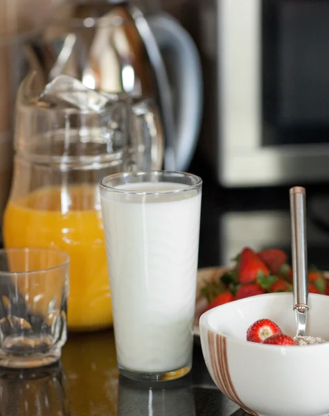 El primer plano de un desayuno saludable en una mesa — Foto de Stock
