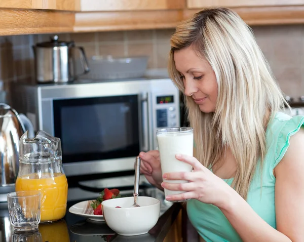 Mulher encantadora tendo um café da manhã saudável em uma cozinha — Fotografia de Stock