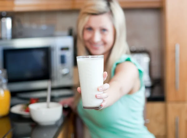 Glückliche Frau hält ein Glas Milch in der Hand, während sie eine gesunde Brüste hat — Stockfoto