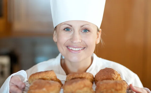 Närbild av en kvinnlig kock baka scones — Stockfoto