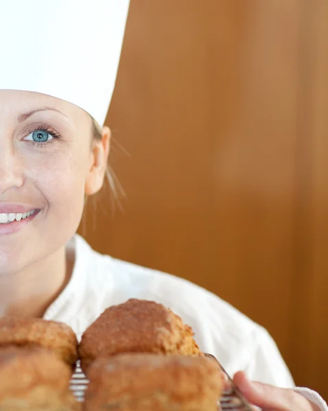 Μεγέθυνση του ένα χαμογελαστό γυναίκα σεφ ψήσιμο κέικ — Φωτογραφία Αρχείου