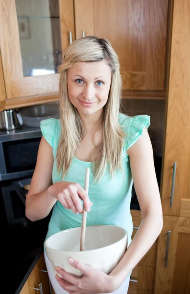 स्मित तरुण स्त्री स्वयंपाक — स्टॉक फोटो, इमेज