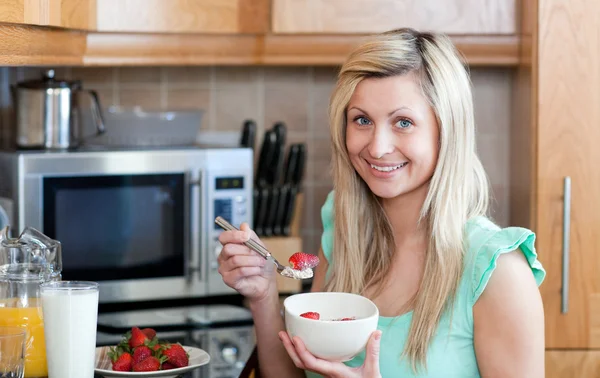 Attractive young woman having an healthy breakfast — Stock Photo, Image