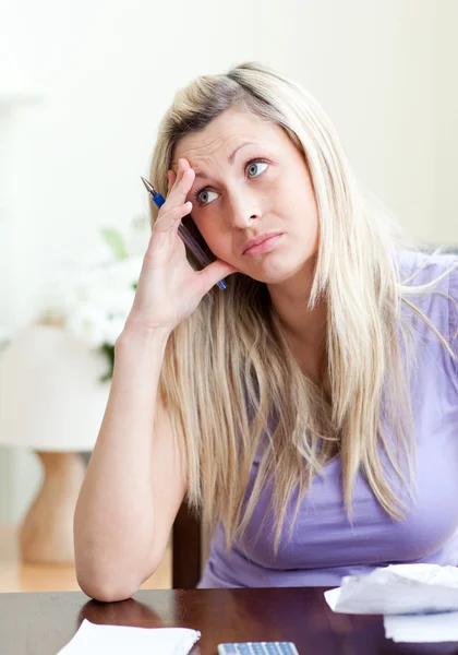 Mujer frustrada que tiene problemas financieros —  Fotos de Stock