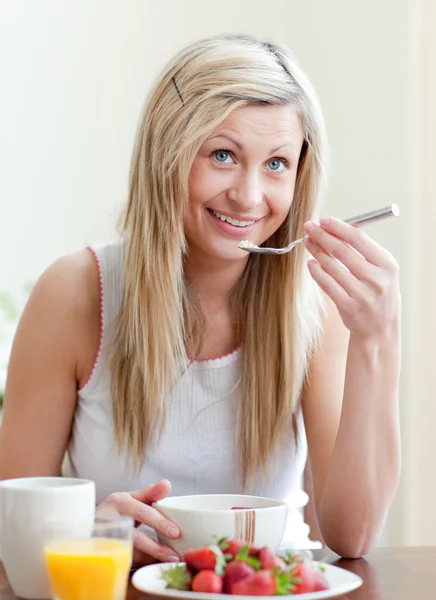 Happy woman having an healthy breakfast — Stock Photo, Image