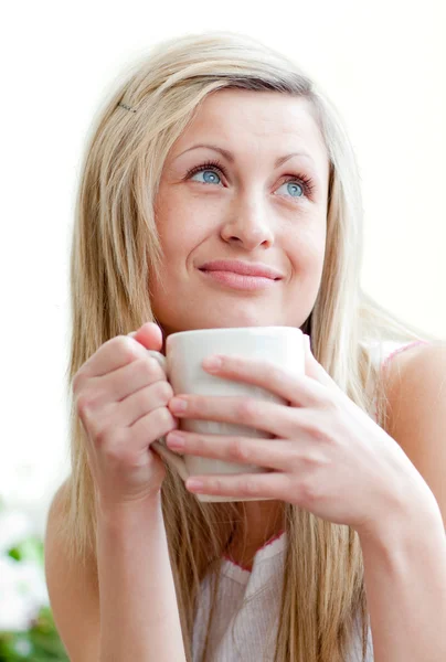 Porträt einer schönen jungen Frau, die einen Kaffee trinkt — Stockfoto