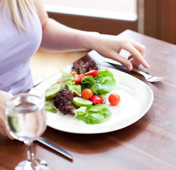 Nahaufnahme eines Tellers Salat — Stockfoto