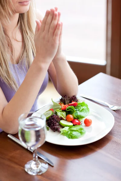Портрет милой женщины, поедающей салат — стоковое фото