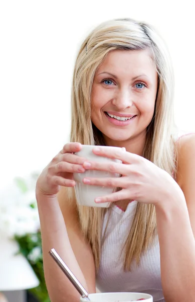 Ritratto di una giovane donna sorridente che beve un caffè — Foto Stock