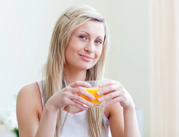 有吸引力的女人喝橙汁的肖像 — 图库照片