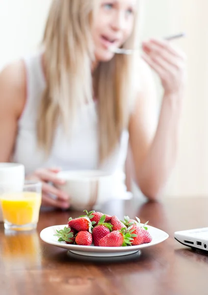 Söt kvinna med en hälsosam frukost — Stockfoto