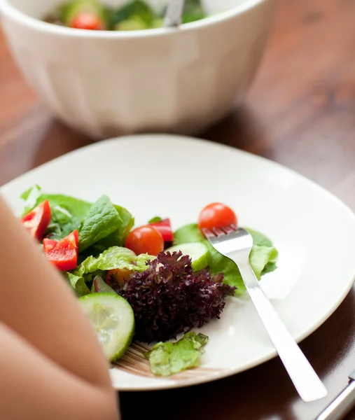 Salata yiyen bir kadının yakın çekim — Stok fotoğraf