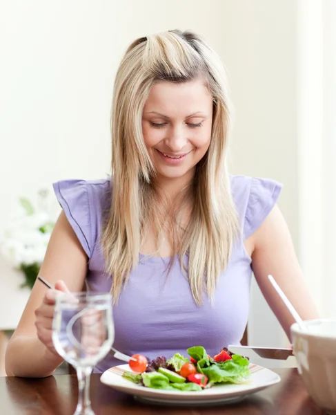 Happy young woman eating a salad — Stock Photo, Image