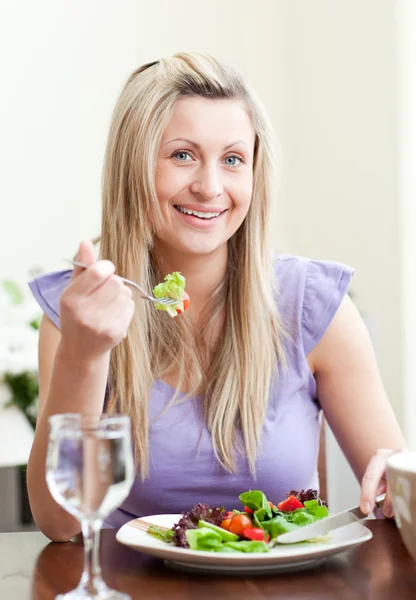 Linda mujer teniendo una cena saludable — Stockfoto
