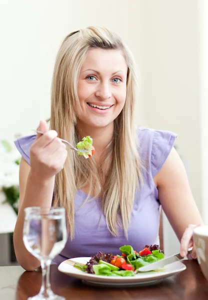 Söt kvinna med en hälsosam middag — Stockfoto