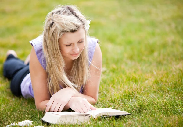 Krásná žena s knihou v parku — Stock fotografie