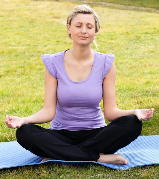 Mujer concentrada meditando en un parque — Foto de Stock