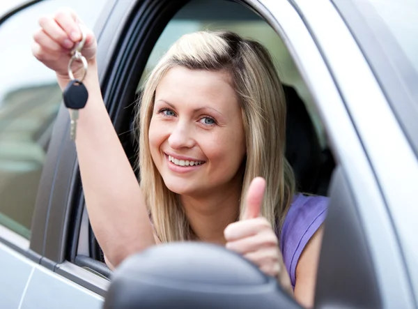 Levendige vrouwelijke bestuurder het weergeven van een sleutel na bying een nieuwe auto — Stockfoto