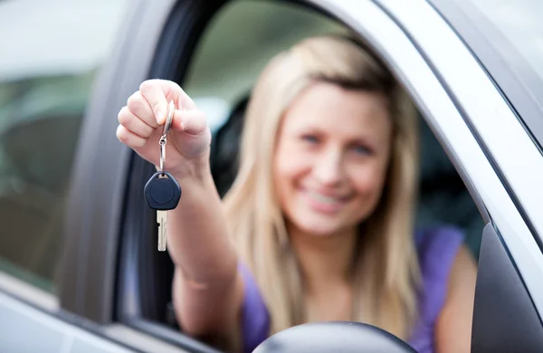 Jovem motorista do sexo feminino segurando uma chave — Fotografia de Stock