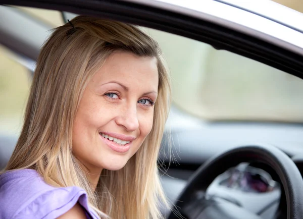 Jolly giovane autista femminile seduto nella sua auto — Foto Stock
